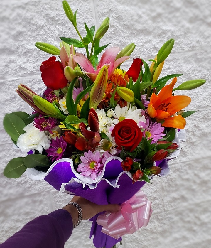 Envio y venta de flores ,rosas, plantas,arreglos florales ,regalos y desayunos a domicilio con delivery gratis en la Ciudad Autonoma de Buenos Aires y con costo de env�o en localidades del Gran Buenos Aires asi como delivery de flores y plantas a trav�s de florerias asociadas en todas las provincias de la Argentina, Buenos Aires, la Pampa, Tucuman, La Rioja, R�o Negro, Entre Rios, Corrientes, Misiones, Neuquen, Chubut, Tierra del Fuego, Santa Cruz, San Luis, Mendoza, Cordoba, Jujuy, Formosa, Santiago del Estero, Salta, Chaco, Catamarca ,San Juan, y ademas realizamos el delivery de flores ,coronas,palmas , plantas y regalos a todas las ciudades de Argentina, Mar del Plata, C�rdoba, Buenos Aires, con cargo en Santa Rosa, La Plata, Bella Vista, Neuquen, Pilar, Paran�, Posadas, Resistencia, Cipolleti y mas de 300 ciudades y localidades en todo el territorio de nuestro pa�s, asi como tambien tenemos la posibilidad de enviar flores a casi todo el mundo en cuestion de horas